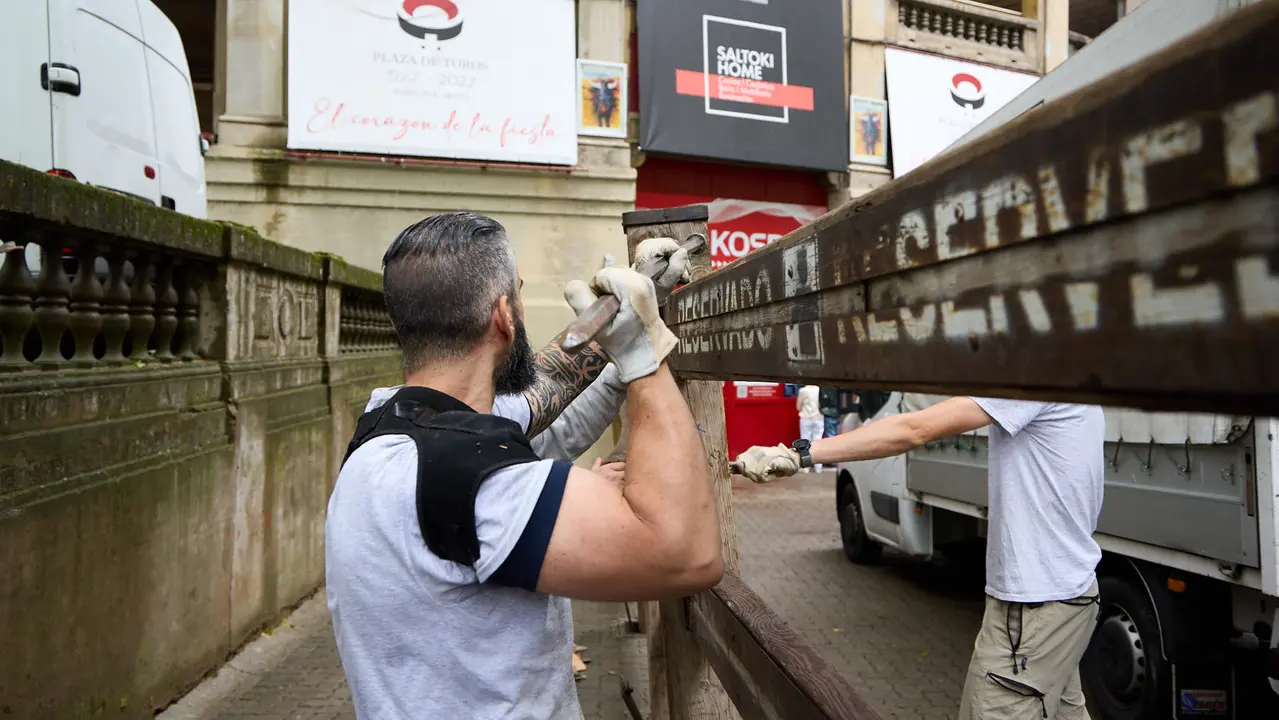 Operarios de la carpintería Hermanos Aldaz Remiro comienzan a instalar el vallado del encierro para los Sanfermines de 2025. IÑIGO ALZUGARAY