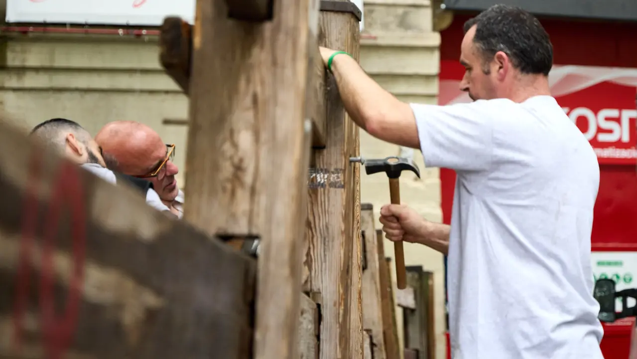 Operarios de la carpintería Hermanos Aldaz Remiro comienzan a instalar el vallado del encierro para los Sanfermines de 2025. IÑIGO ALZUGARAY