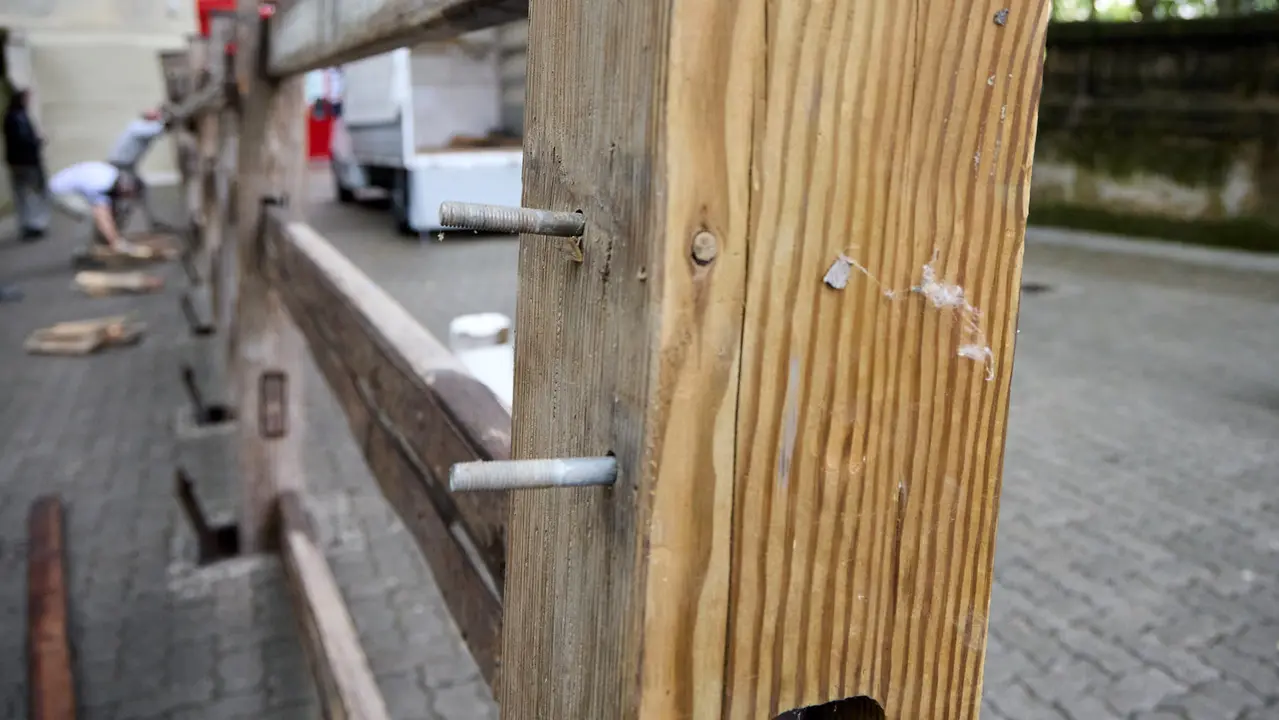 Operarios de la carpintería Hermanos Aldaz Remiro comienzan a instalar el vallado del encierro para los Sanfermines de 2025. IÑIGO ALZUGARAY