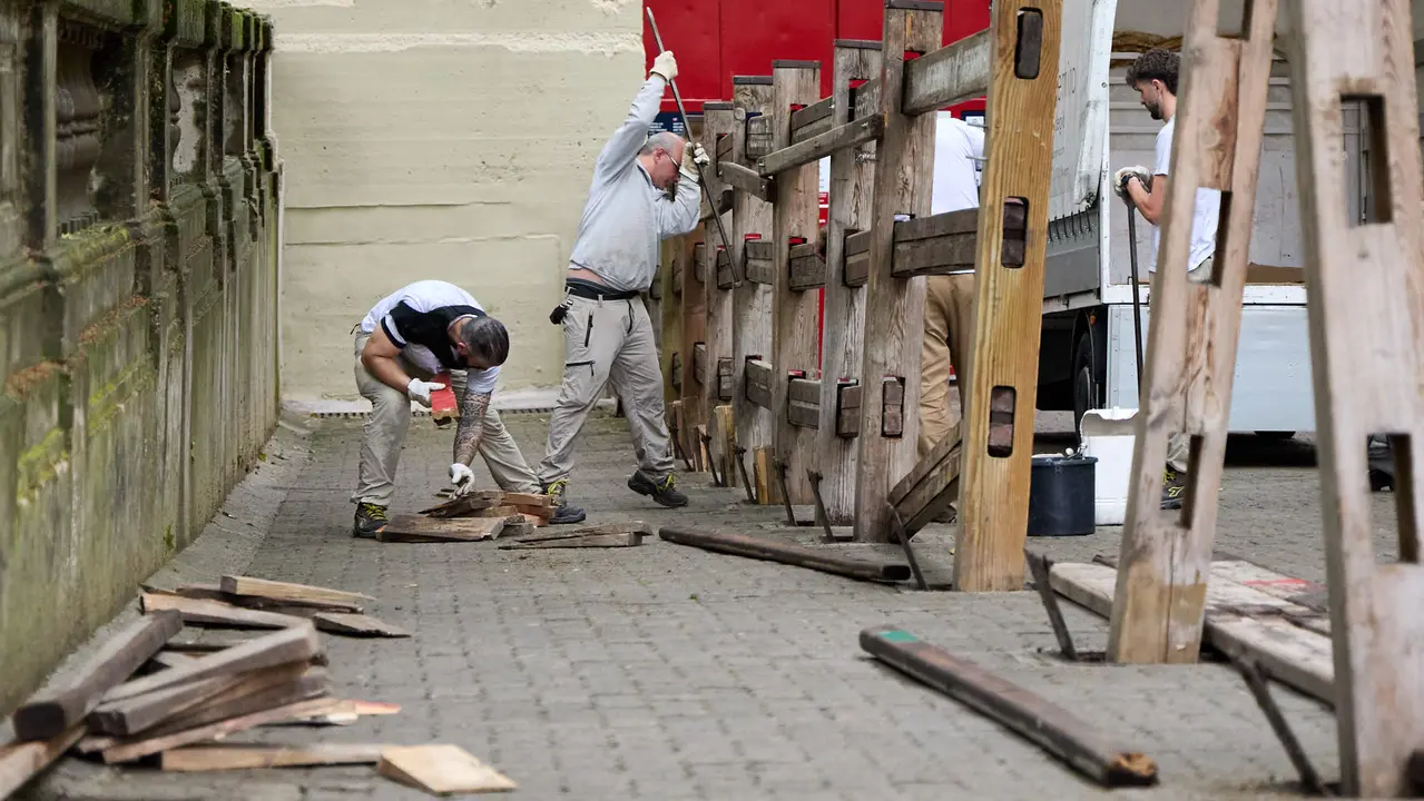 Operarios de la carpintería Hermanos Aldaz Remiro comienzan a instalar el vallado del encierro para los Sanfermines de 2025. IÑIGO ALZUGARAY