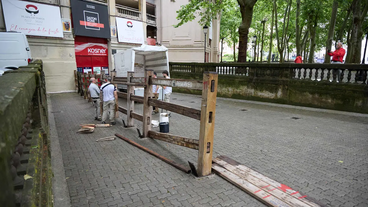 Operarios de la carpintería Hermanos Aldaz Remiro comienzan a instalar el vallado del encierro para los Sanfermines de 2025. IÑIGO ALZUGARAY