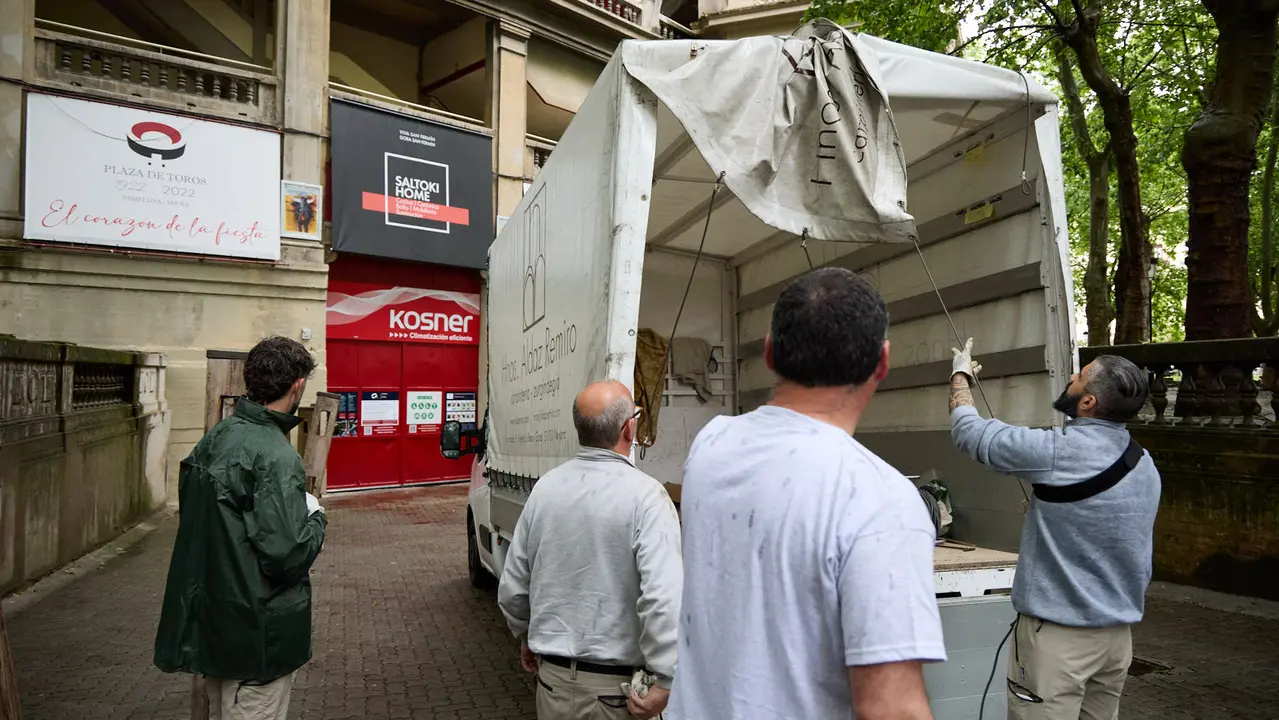 Operarios de la carpintería Hermanos Aldaz Remiro comienzan a instalar el vallado del encierro para los Sanfermines de 2025. IÑIGO ALZUGARAY