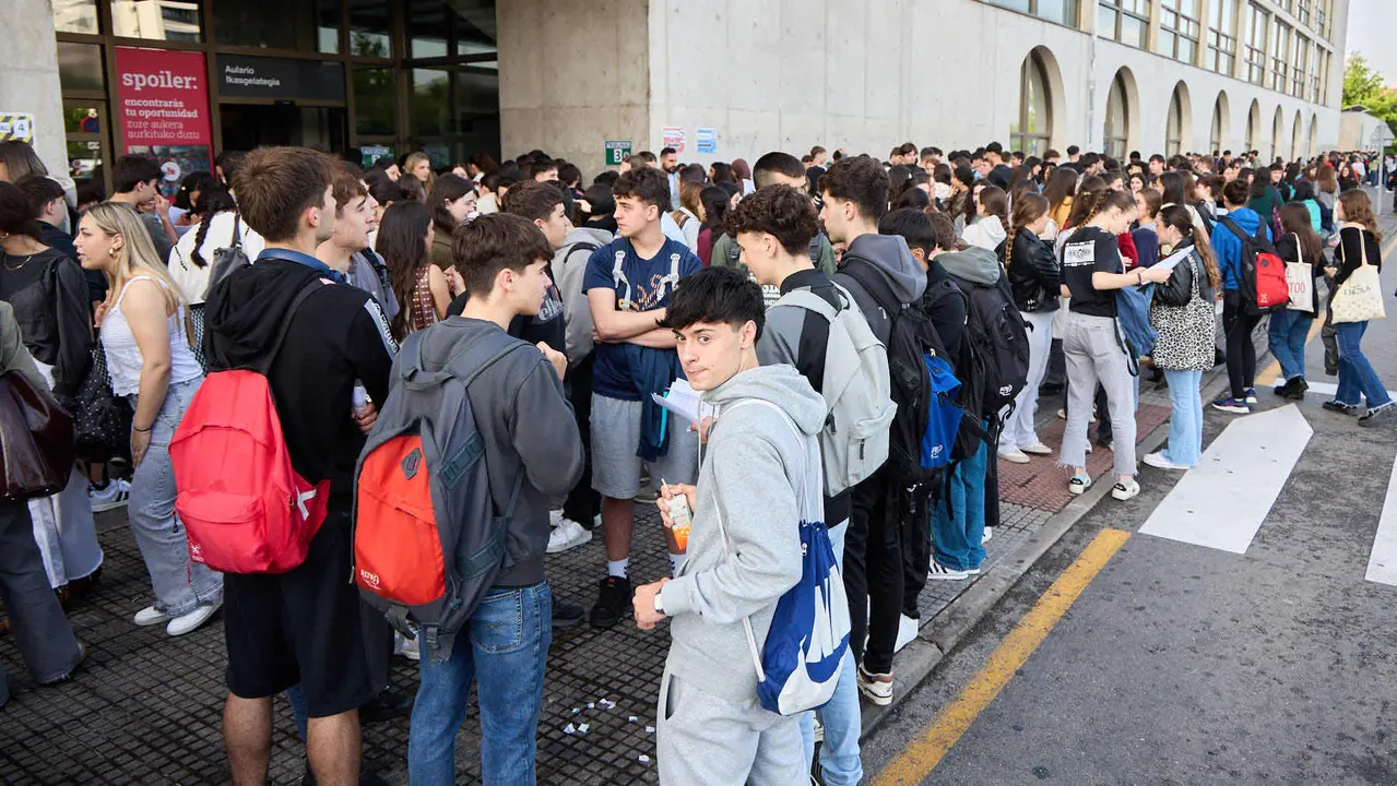 Inicio de las Pruebas de Acceso a la Universidad en las aulas de la Universidad Pública de Navarra. IÑIGO ALZUGARAY