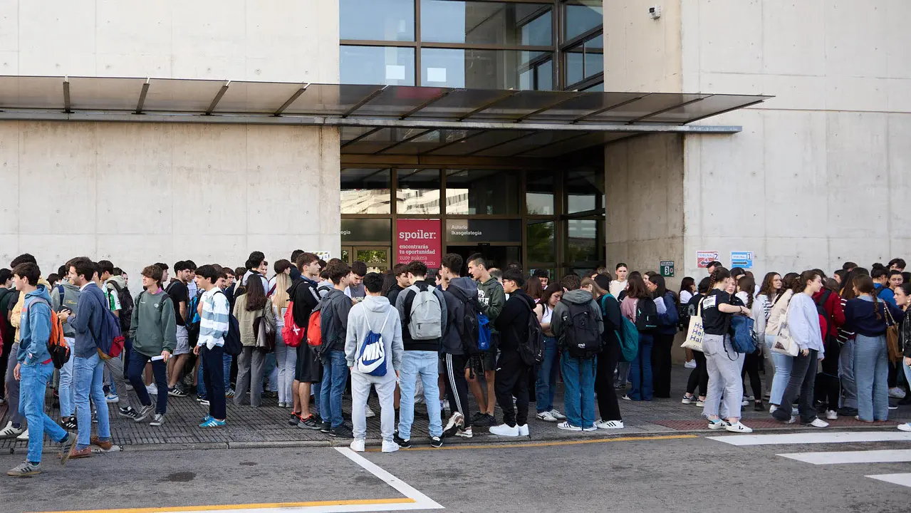Inicio de las Pruebas de Acceso a la Universidad en las aulas de la Universidad Pública de Navarra. IÑIGO ALZUGARAY