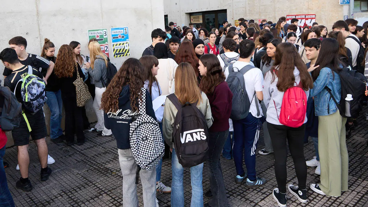 Inicio de las Pruebas de Acceso a la Universidad en las aulas de la Universidad Pública de Navarra. IÑIGO ALZUGARAY
