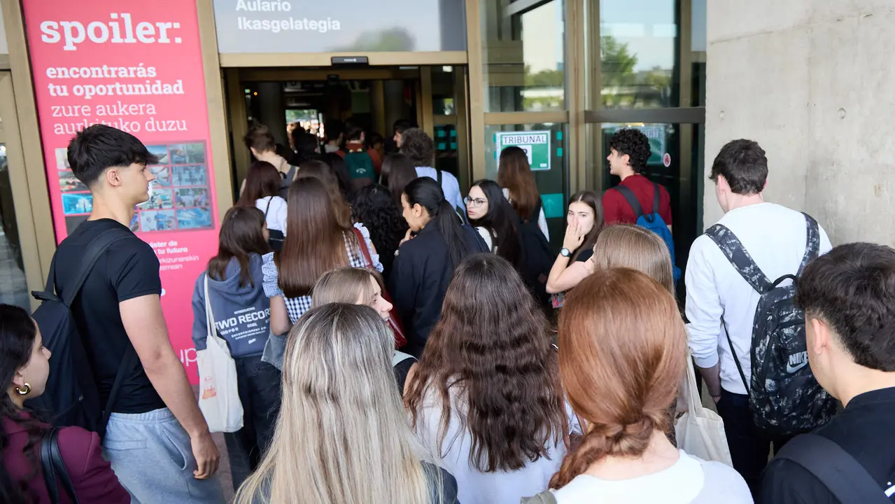 Inicio de las Pruebas de Acceso a la Universidad en las aulas de la Universidad Pública de Navarra. IÑIGO ALZUGARAY