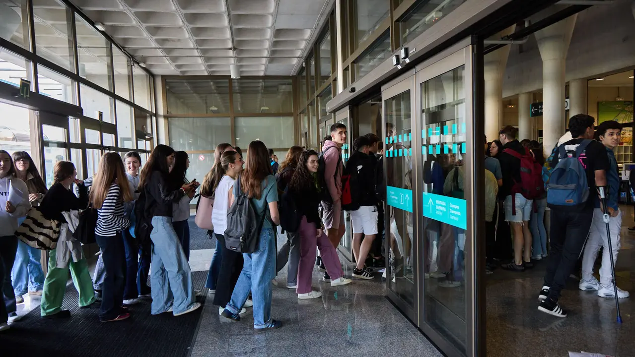 Inicio de las Pruebas de Acceso a la Universidad en las aulas de la Universidad Pública de Navarra. IÑIGO ALZUGARAY