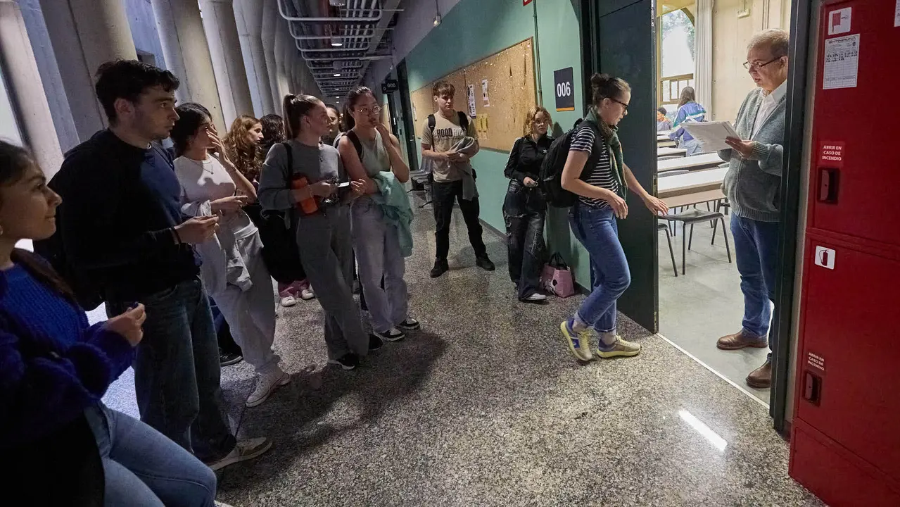 Inicio de las Pruebas de Acceso a la Universidad en las aulas de la Universidad Pública de Navarra. IÑIGO ALZUGARAY