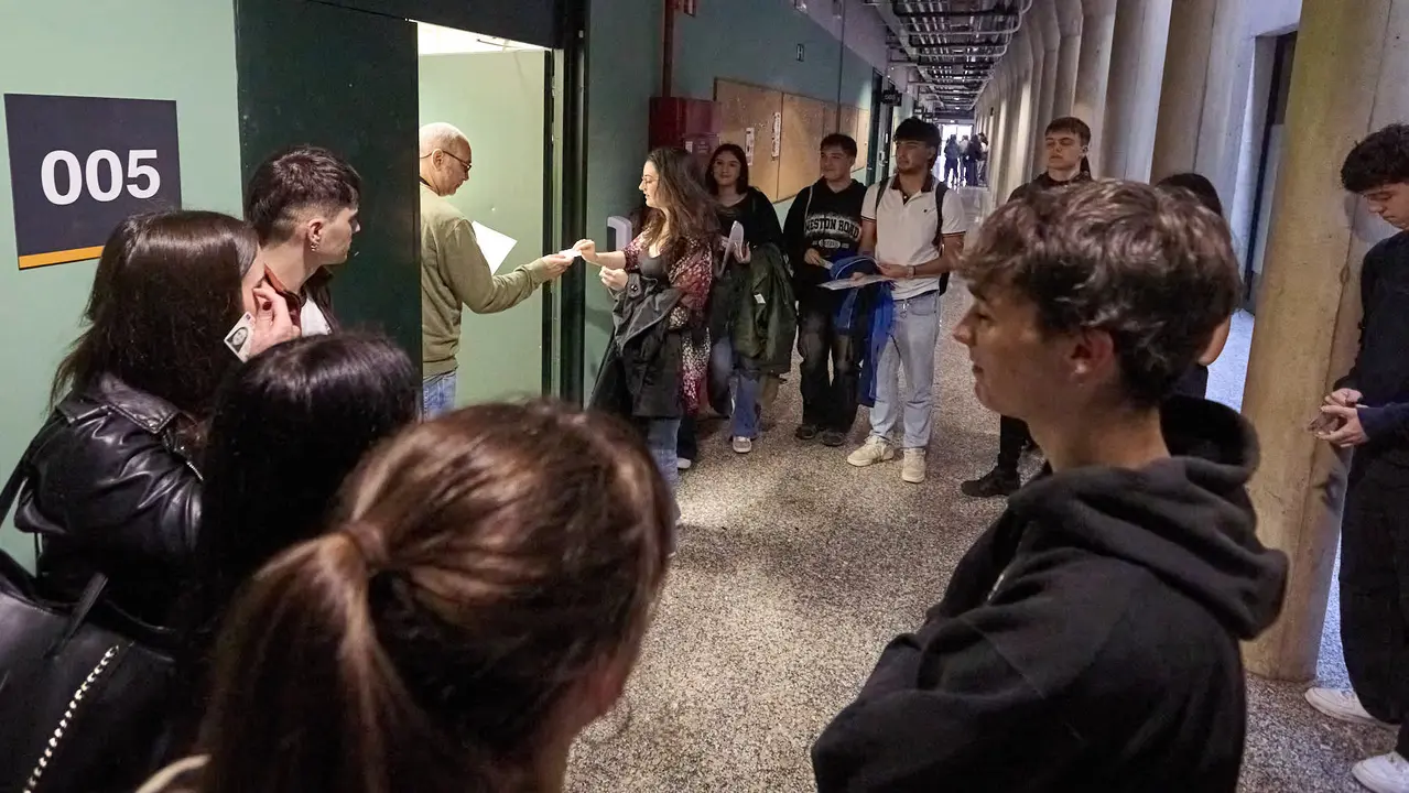 Inicio de las Pruebas de Acceso a la Universidad en las aulas de la Universidad Pública de Navarra. IÑIGO ALZUGARAY