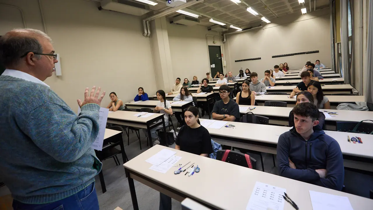 Inicio de las Pruebas de Acceso a la Universidad en las aulas de la Universidad Pública de Navarra. IÑIGO ALZUGARAY