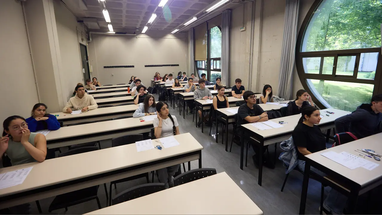 Inicio de las Pruebas de Acceso a la Universidad en las aulas de la Universidad Pública de Navarra. IÑIGO ALZUGARAY