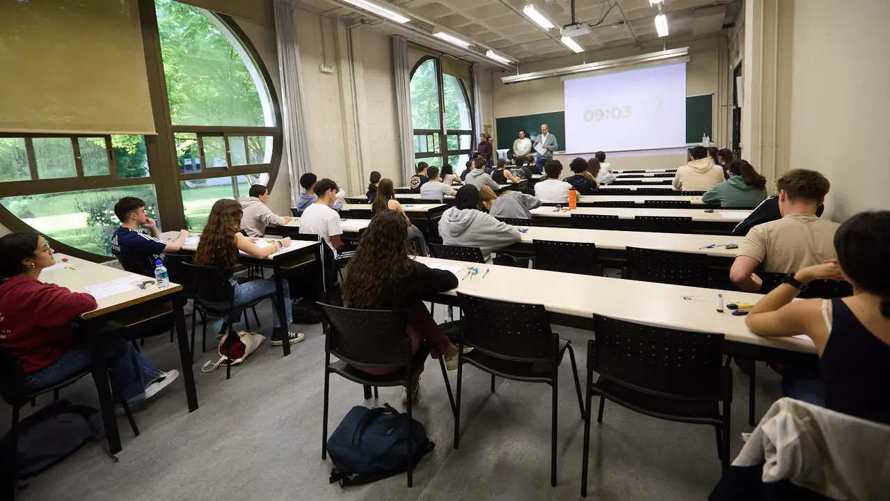Inicio de las Pruebas de Acceso a la Universidad en las aulas de la Universidad Pública de Navarra. IÑIGO ALZUGARAY