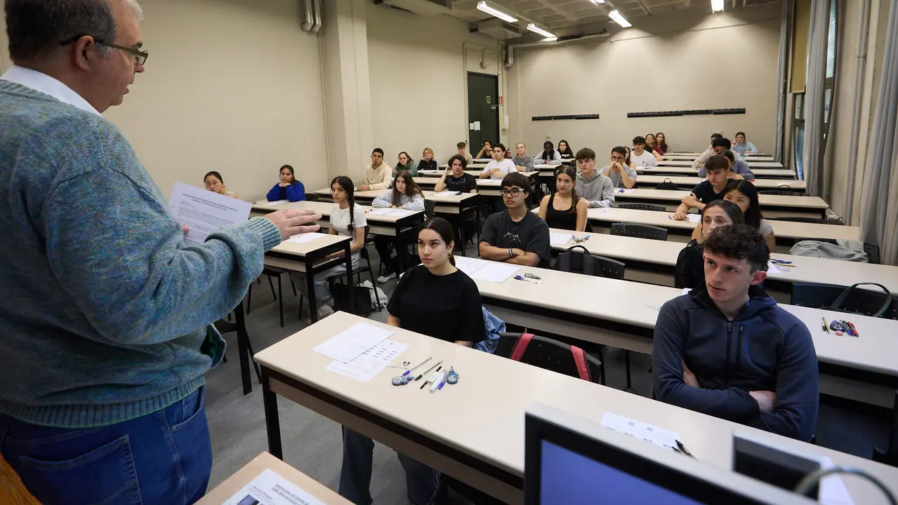 Inicio de las Pruebas de Acceso a la Universidad en las aulas de la Universidad Pública de Navarra. IÑIGO ALZUGARAY