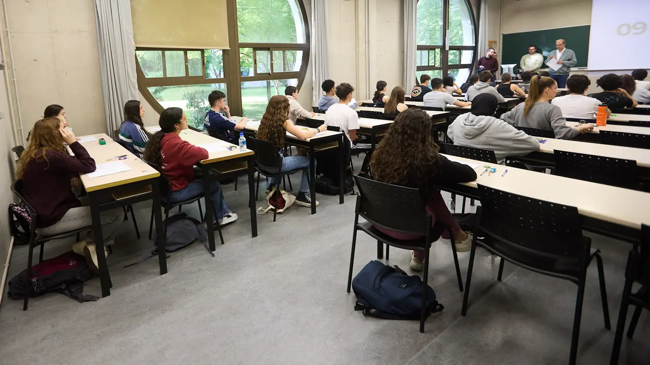 Inicio de las Pruebas de Acceso a la Universidad en las aulas de la Universidad Pública de Navarra. IÑIGO ALZUGARAY