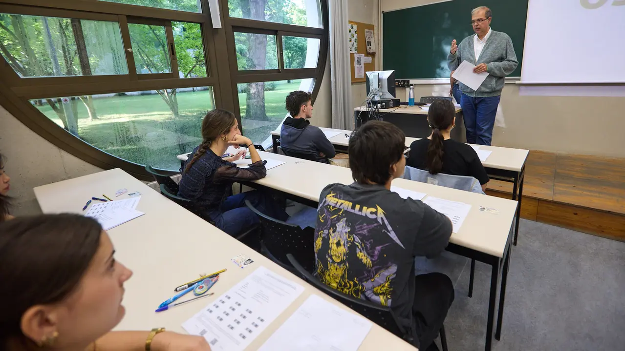 Inicio de las Pruebas de Acceso a la Universidad en las aulas de la Universidad Pública de Navarra. IÑIGO ALZUGARAY