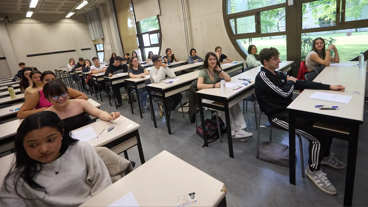 Inicio de las Pruebas de Acceso a la Universidad en las aulas de la Universidad Pública de Navarra. IÑIGO ALZUGARAY