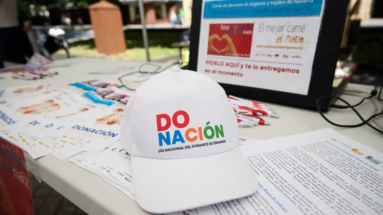 Carpa informativa en el paseo de Sarasate de Pamplona con motivo del Día Nacional del Donante de Órganos y Tejidos. IÑIGO ALZUGARAY