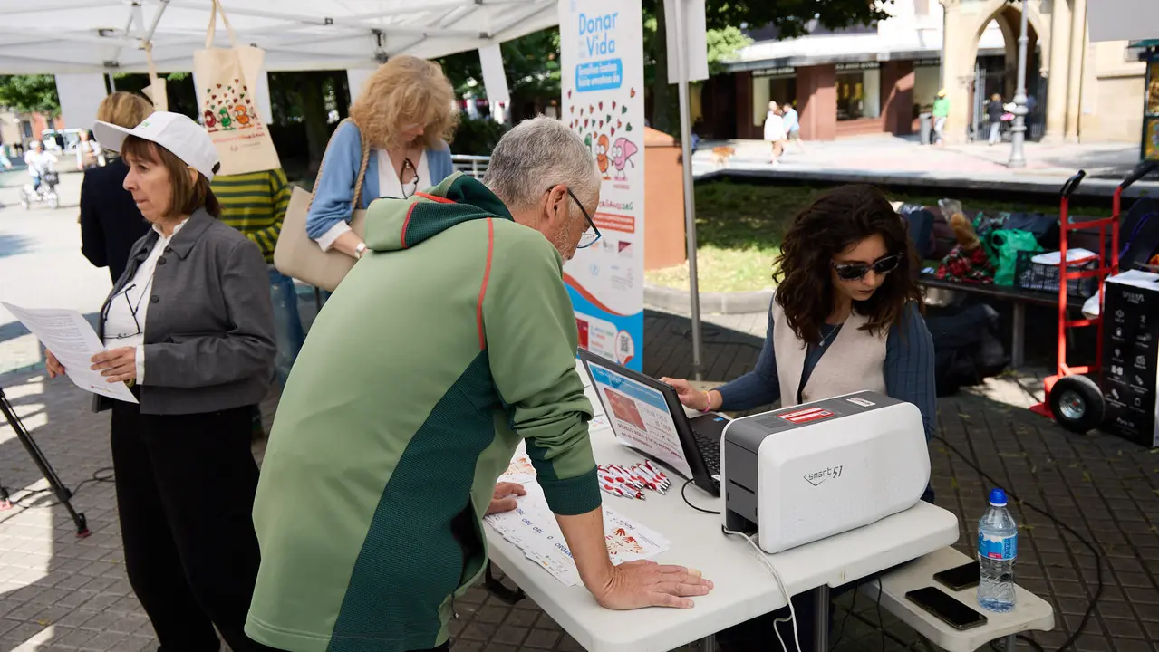 Carpa informativa en el paseo de Sarasate de Pamplona con motivo del Día Nacional del Donante de Órganos y Tejidos. IÑIGO ALZUGARAY
