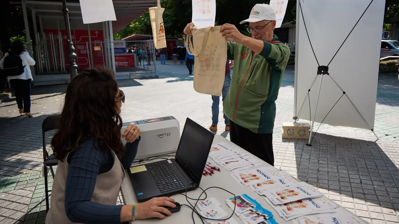 Carpa informativa en el paseo de Sarasate de Pamplona con motivo del Día Nacional del Donante de Órganos y Tejidos. IÑIGO ALZUGARAY