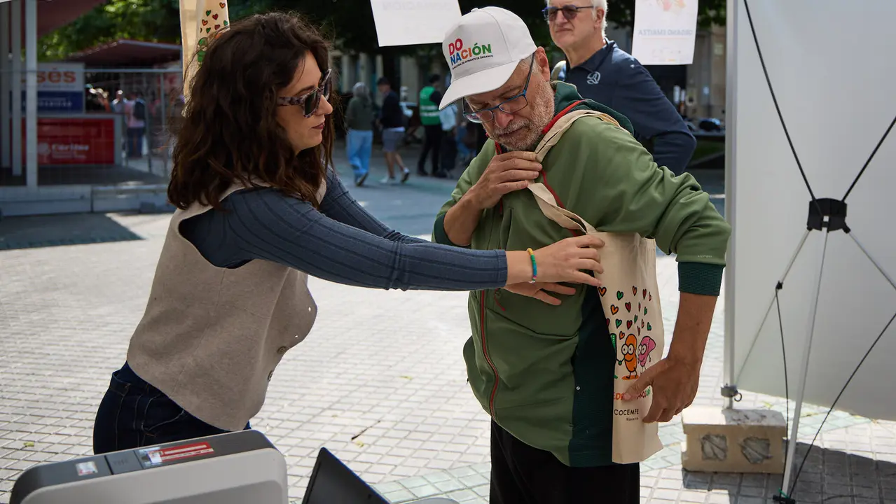 Carpa informativa en el paseo de Sarasate de Pamplona con motivo del Día Nacional del Donante de Órganos y Tejidos. IÑIGO ALZUGARAY