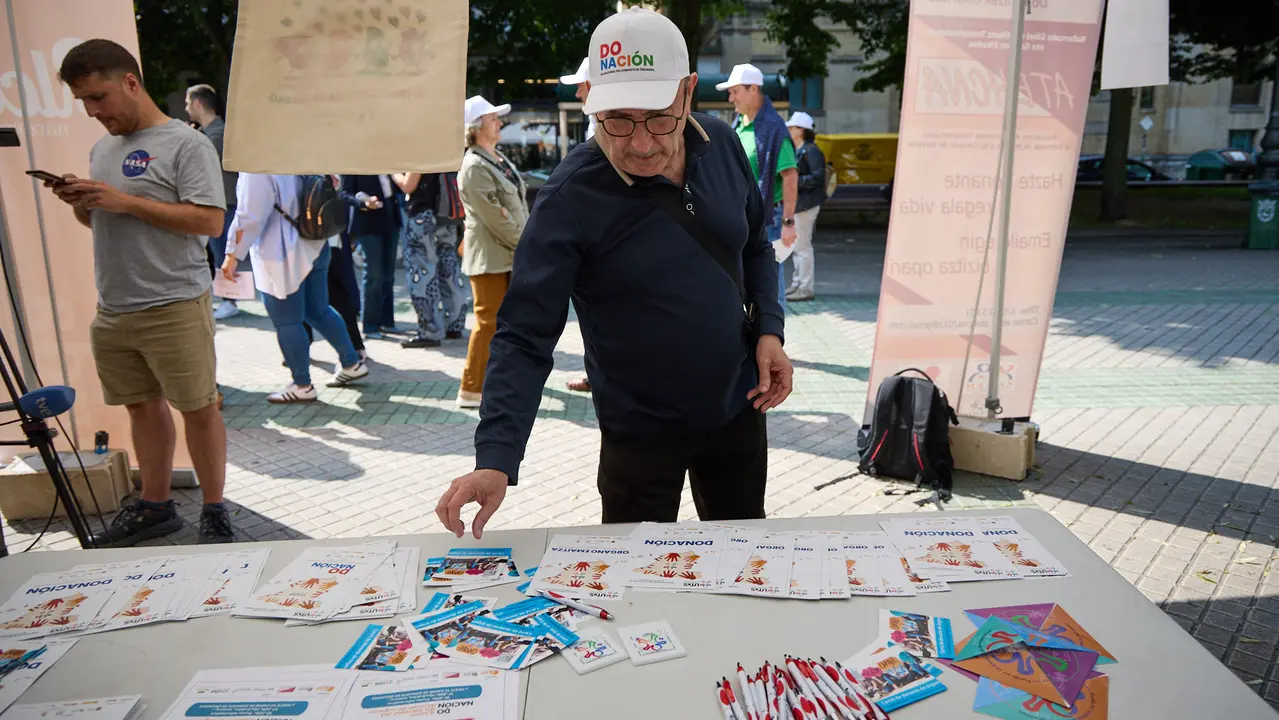 Carpa informativa en el paseo de Sarasate de Pamplona con motivo del Día Nacional del Donante de Órganos y Tejidos. IÑIGO ALZUGARAY