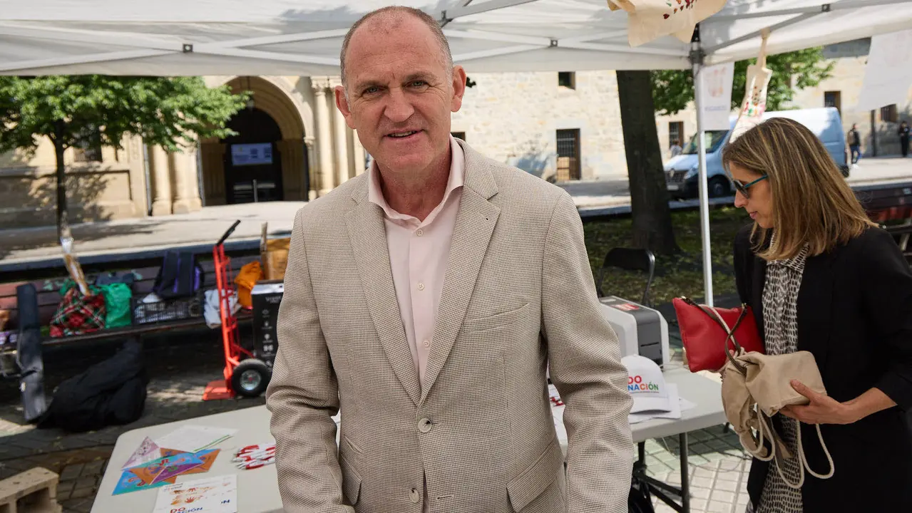 Carpa informativa en el paseo de Sarasate de Pamplona con motivo del Día Nacional del Donante de Órganos y Tejidos. IÑIGO ALZUGARAY