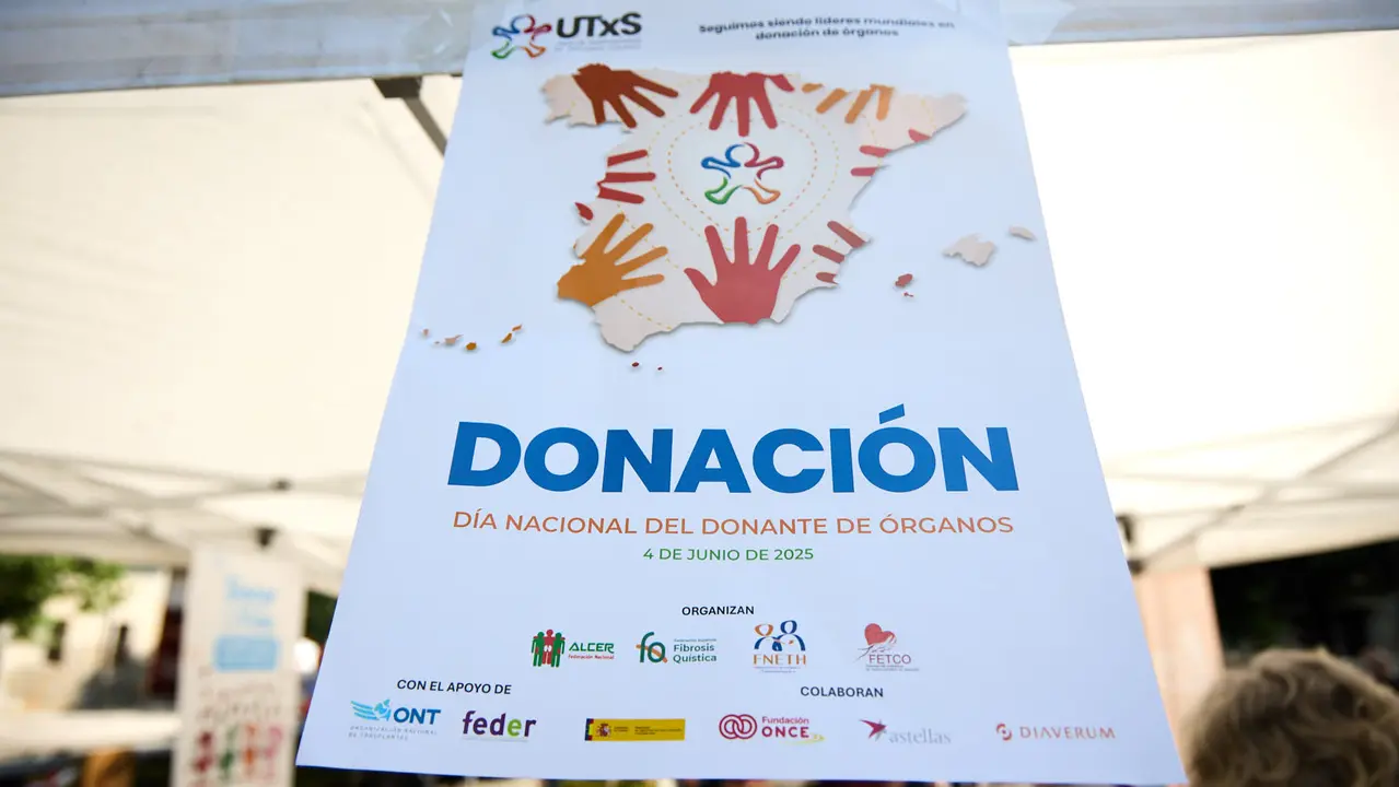 Carpa informativa en el paseo de Sarasate de Pamplona con motivo del Día Nacional del Donante de Órganos y Tejidos. IÑIGO ALZUGARAY