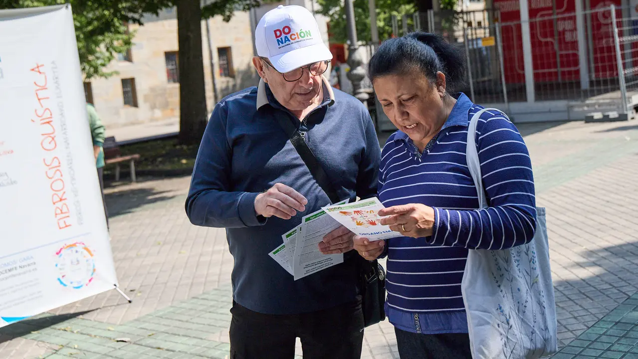 Carpa informativa en el paseo de Sarasate de Pamplona con motivo del Día Nacional del Donante de Órganos y Tejidos. IÑIGO ALZUGARAY