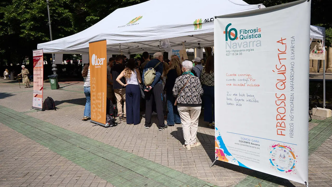 Carpa informativa en el paseo de Sarasate de Pamplona con motivo del Día Nacional del Donante de Órganos y Tejidos. IÑIGO ALZUGARAY