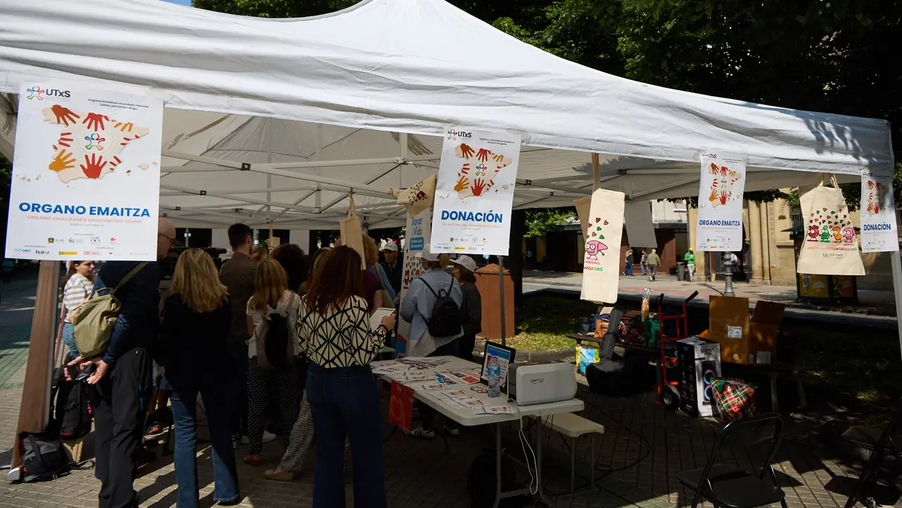 Carpa informativa en el paseo de Sarasate de Pamplona con motivo del Día Nacional del Donante de Órganos y Tejidos. IÑIGO ALZUGARAY