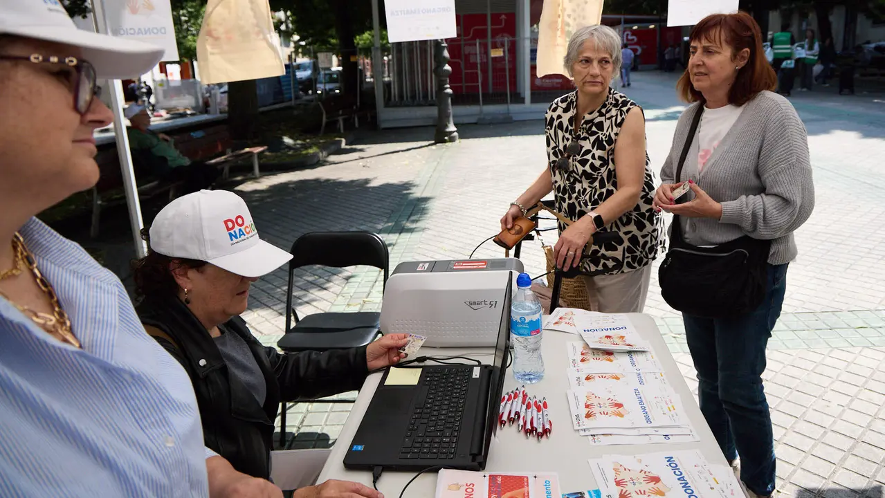 Carpa informativa en el paseo de Sarasate de Pamplona con motivo del Día Nacional del Donante de Órganos y Tejidos. IÑIGO ALZUGARAY