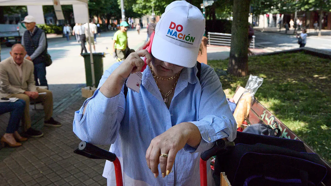 Carpa informativa en el paseo de Sarasate de Pamplona con motivo del Día Nacional del Donante de Órganos y Tejidos. IÑIGO ALZUGARAY