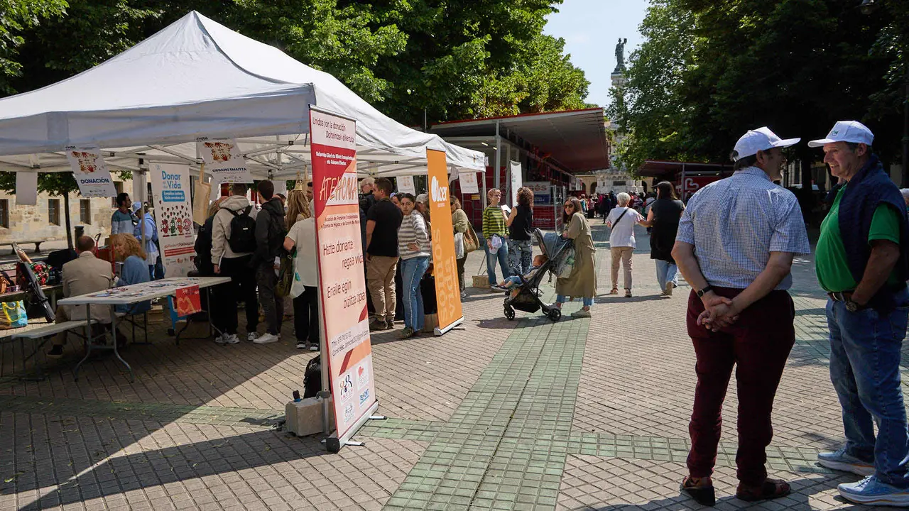 Carpa informativa en el paseo de Sarasate de Pamplona con motivo del Día Nacional del Donante de Órganos y Tejidos. IÑIGO ALZUGARAY