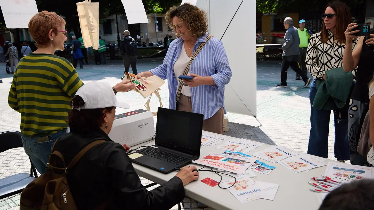 Carpa informativa en el paseo de Sarasate de Pamplona con motivo del Día Nacional del Donante de Órganos y Tejidos. IÑIGO ALZUGARAY