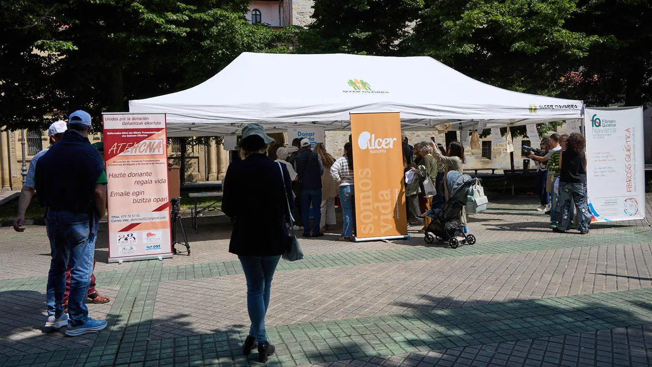 Carpa informativa en el paseo de Sarasate de Pamplona con motivo del Día Nacional del Donante de Órganos y Tejidos. IÑIGO ALZUGARAY