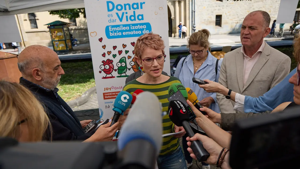 Carpa informativa en el paseo de Sarasate de Pamplona con motivo del Día Nacional del Donante de Órganos y Tejidos. IÑIGO ALZUGARAY