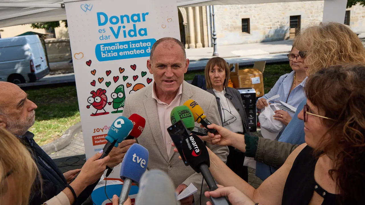Carpa informativa en el paseo de Sarasate de Pamplona con motivo del Día Nacional del Donante de Órganos y Tejidos. IÑIGO ALZUGARAY