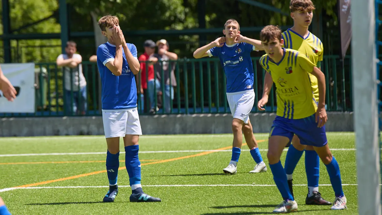 Segunda jornada del XXXIII edición del Torneo Santi Macaya de fútbol organizado por el Club Deportivo Amigó. IÑIGO ALZUGARAY