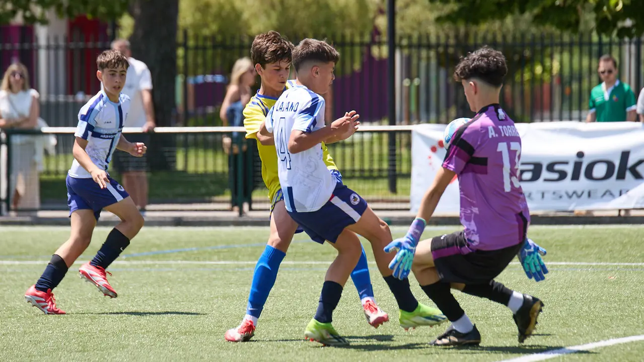 Segunda jornada del XXXIII edición del Torneo Santi Macaya de fútbol organizado por el Club Deportivo Amigó. IÑIGO ALZUGARAY