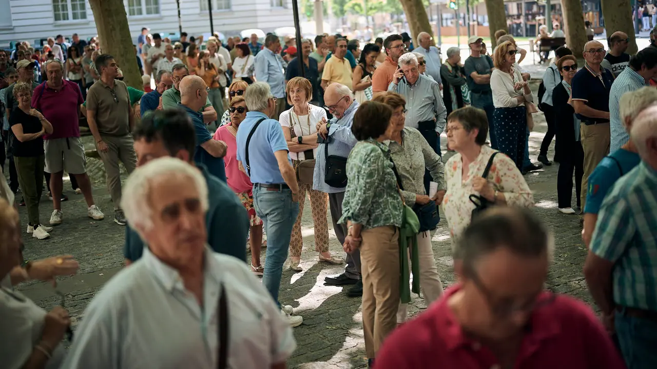 Renovación de abonos para la Feria del Toro de San Fermín 2025 en la plaza de toros de Pamplona. PABLO LASAOSA