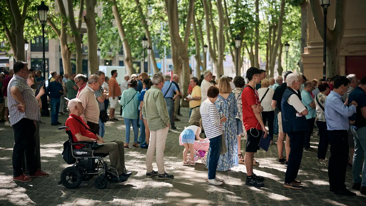 Renovación de abonos para la Feria del Toro de San Fermín 2025 en la plaza de toros de Pamplona. PABLO LASAOSA