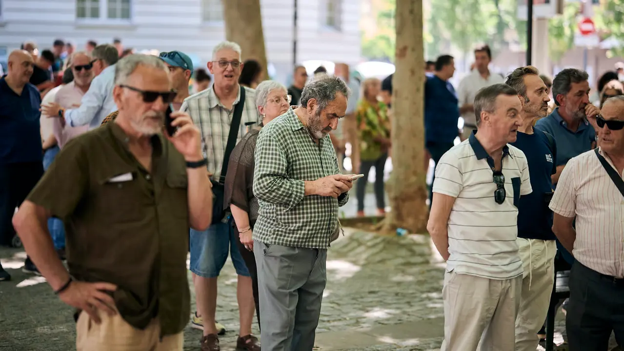 Renovación de abonos para la Feria del Toro de San Fermín 2025 en la plaza de toros de Pamplona. PABLO LASAOSA
