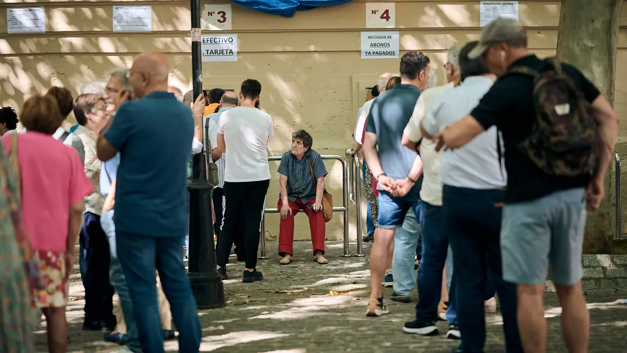 Renovación de abonos para la Feria del Toro de San Fermín 2025 en la plaza de toros de Pamplona. PABLO LASAOSA
