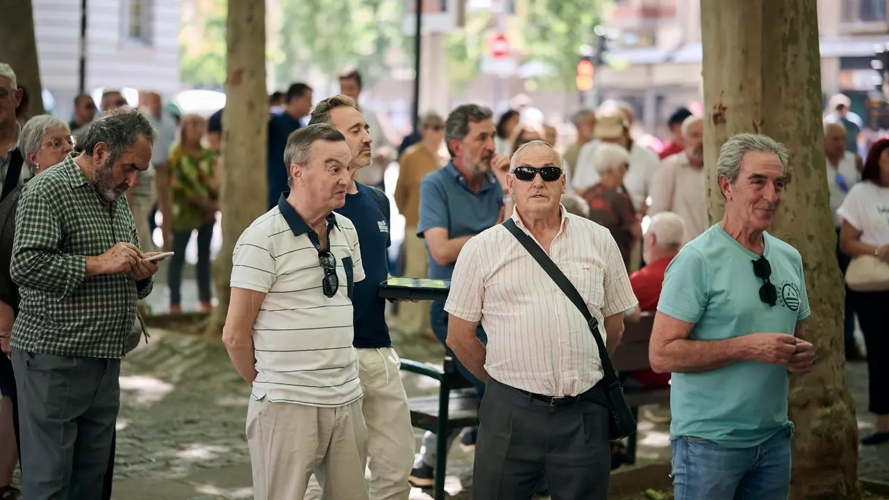 Renovación de abonos para la Feria del Toro de San Fermín 2025 en la plaza de toros de Pamplona. PABLO LASAOSA