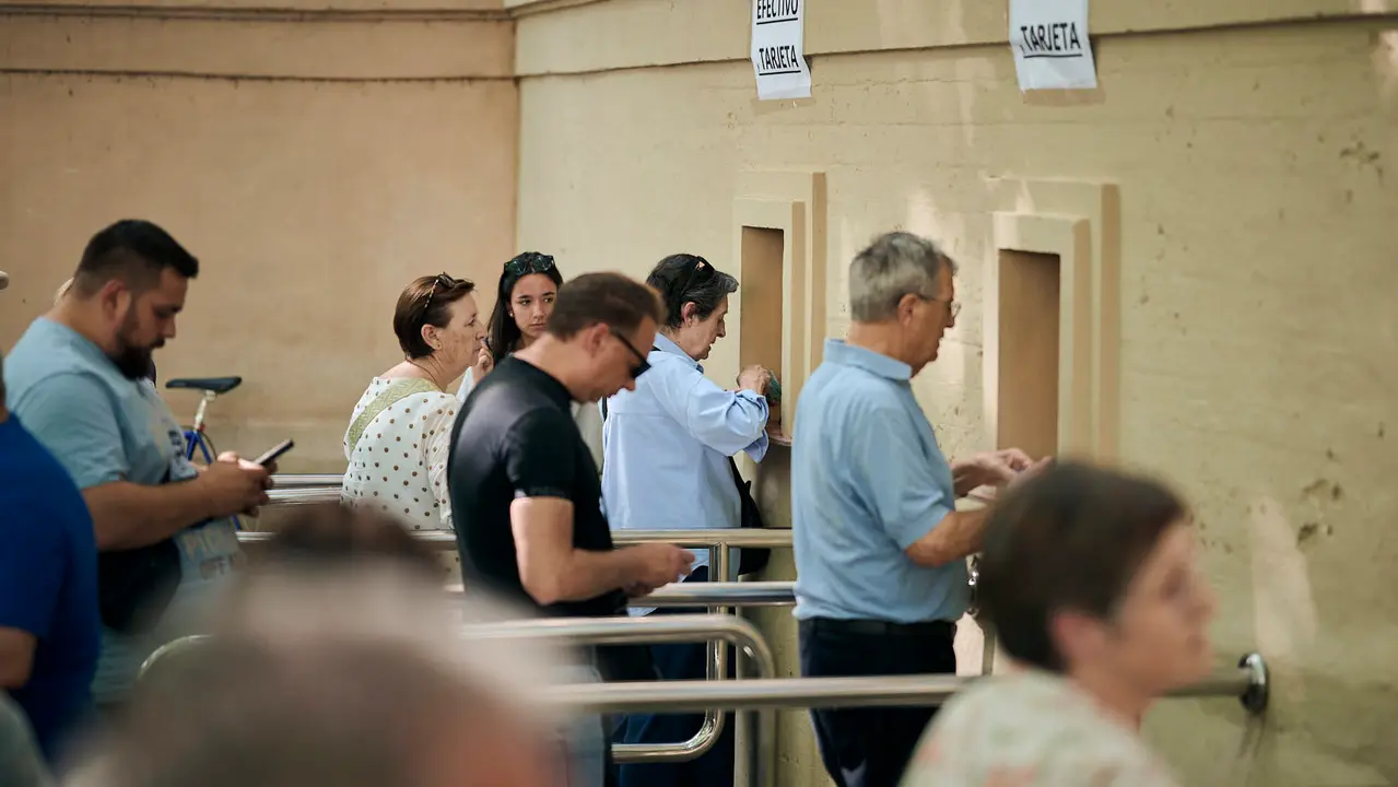 Renovación de abonos para la Feria del Toro de San Fermín 2025 en la plaza de toros de Pamplona. PABLO LASAOSA