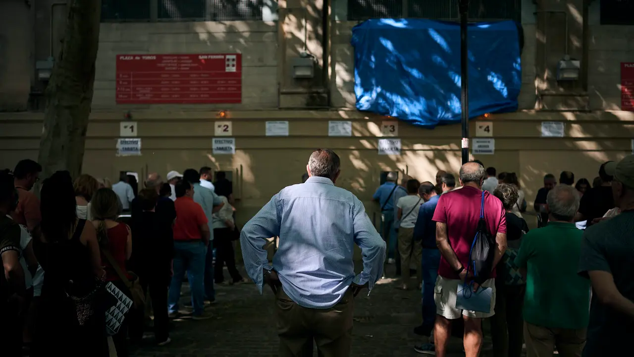 Renovación de abonos para la Feria del Toro de San Fermín 2025 en la plaza de toros de Pamplona. PABLO LASAOSA