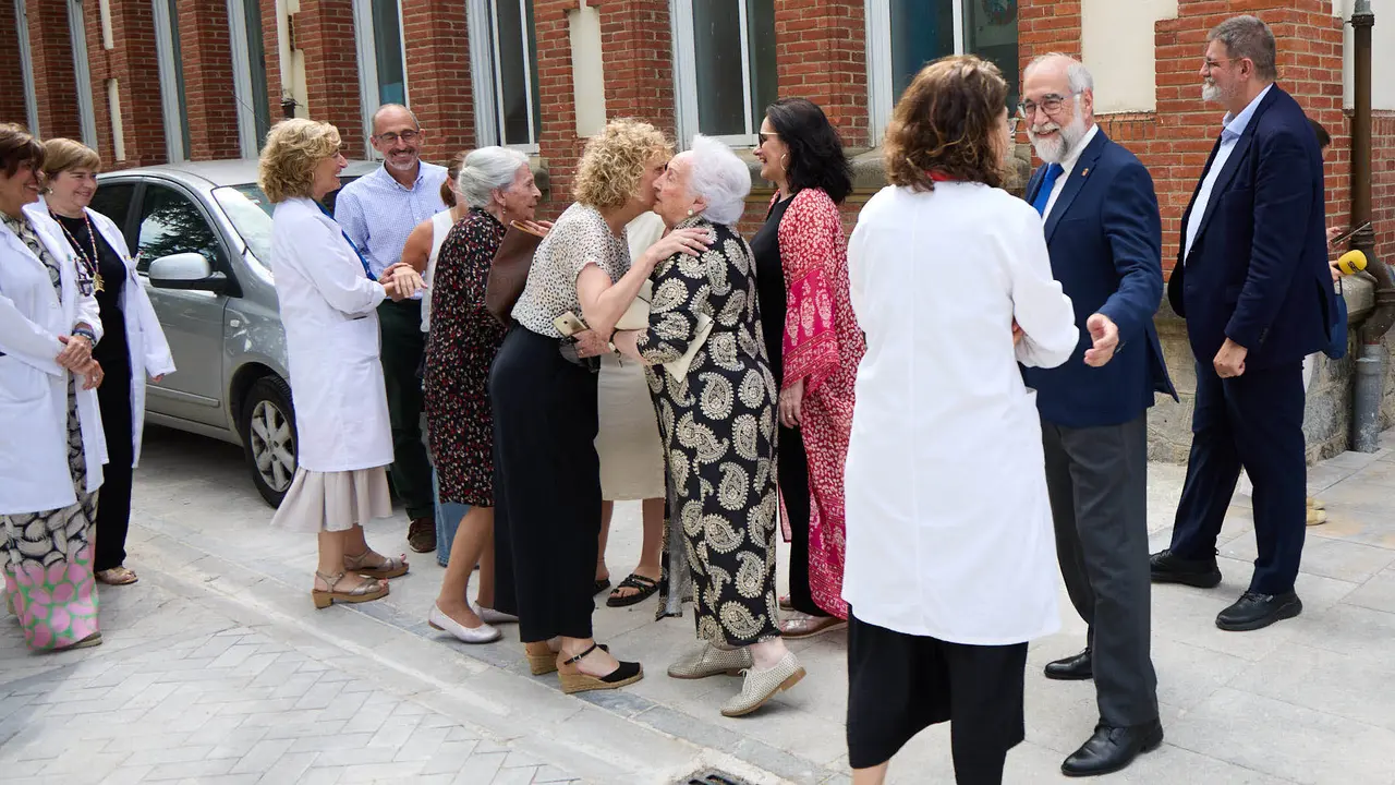 El consejero de Salud, Fernando Domínguez, junto al gerente del Servicio Navarro de Salud-Osasunbidea, Alfredo Martínez, y la gerente del Hospital Universitario de Navarra, Estrella Petrina, visitan el nuevo módulo de hospitalización psiquiátrica infantojuvenil 'María Zandio'. IÑIGO ALZUGARAY