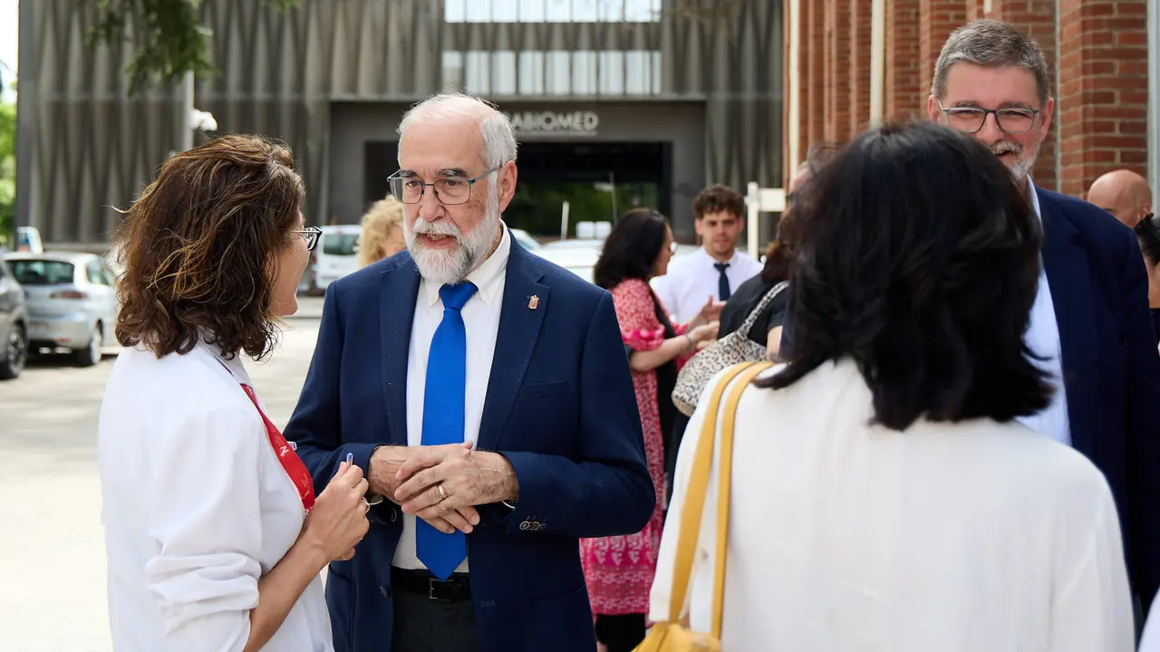 El consejero de Salud, Fernando Domínguez, junto al gerente del Servicio Navarro de Salud-Osasunbidea, Alfredo Martínez, y la gerente del Hospital Universitario de Navarra, Estrella Petrina, visitan el nuevo módulo de hospitalización psiquiátrica infantojuvenil 'María Zandio'. IÑIGO ALZUGARAY