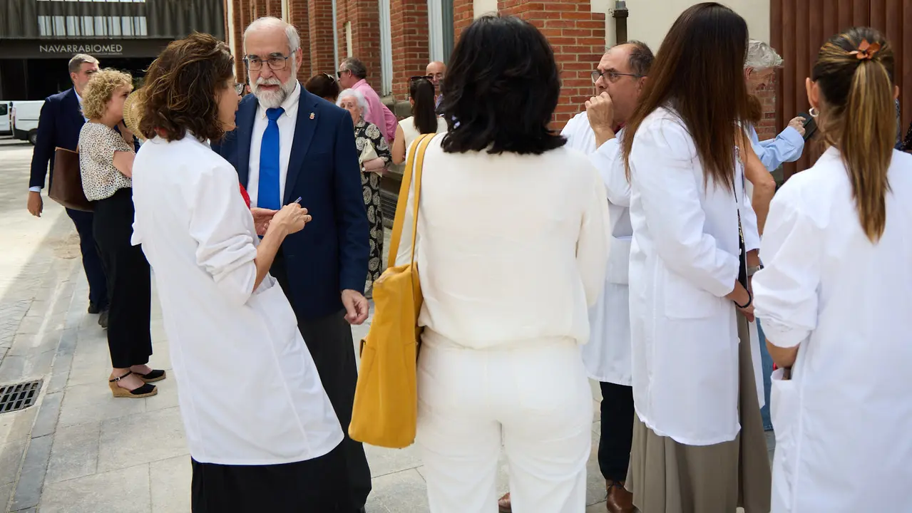 El consejero de Salud, Fernando Domínguez, junto al gerente del Servicio Navarro de Salud-Osasunbidea, Alfredo Martínez, y la gerente del Hospital Universitario de Navarra, Estrella Petrina, visitan el nuevo módulo de hospitalización psiquiátrica infantojuvenil 'María Zandio'. IÑIGO ALZUGARAY
