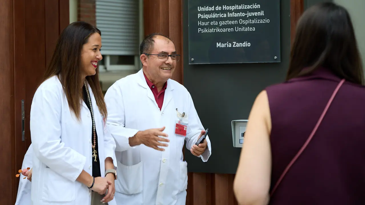 El consejero de Salud, Fernando Domínguez, junto al gerente del Servicio Navarro de Salud-Osasunbidea, Alfredo Martínez, y la gerente del Hospital Universitario de Navarra, Estrella Petrina, visitan el nuevo módulo de hospitalización psiquiátrica infantojuvenil 'María Zandio'. IÑIGO ALZUGARAY
